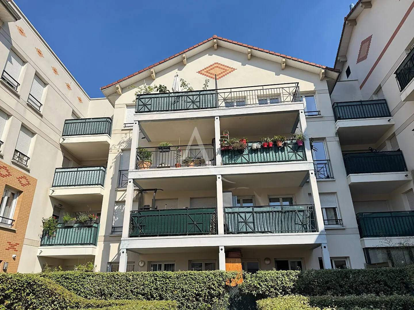 غرفة معيشة; أرضية خشبية, ضوء طبيعي, أسلوب عصري, أسقف عالية