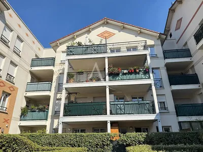 غرفة معيشة; أرضية خشبية, ضوء طبيعي, أسلوب عصري, أسقف عالية