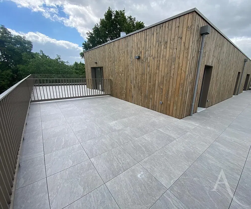 Σαλόνι; ξύλινο πάτωμα, φυσικό φως, μοντέρνο στυλ, ψηλά ταβάνια