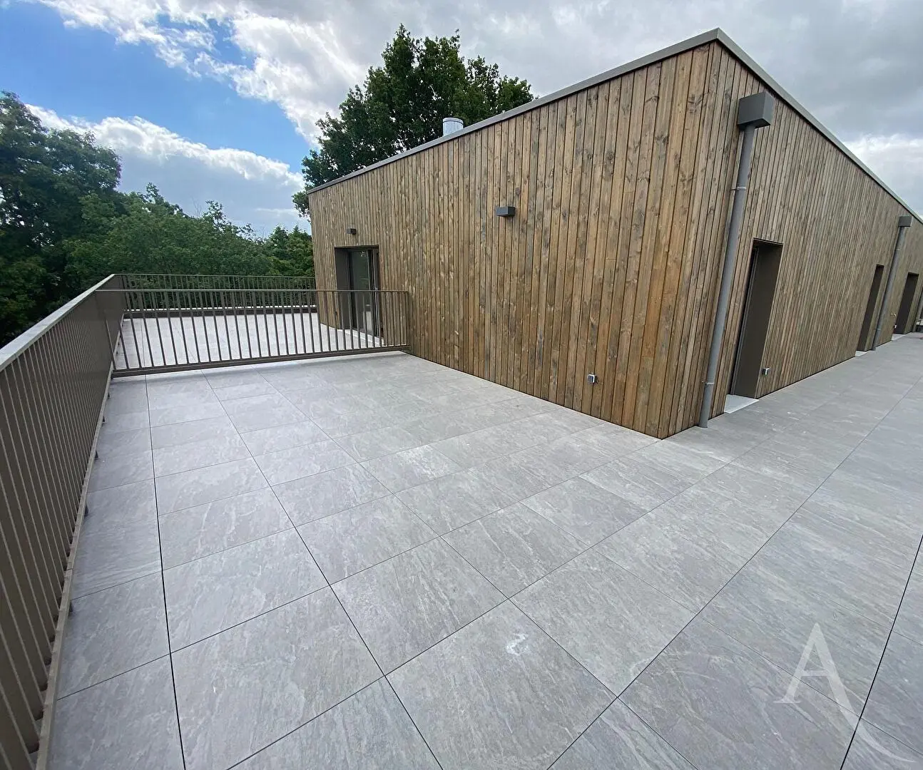 Sala de estar; chão de madeira, luz natural, estilo moderno, teto alto