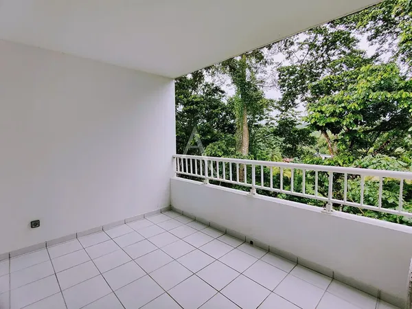 Obývací pokoj; dřevěná podlaha, přirozené světlo, moderní styl, vysoké stropy