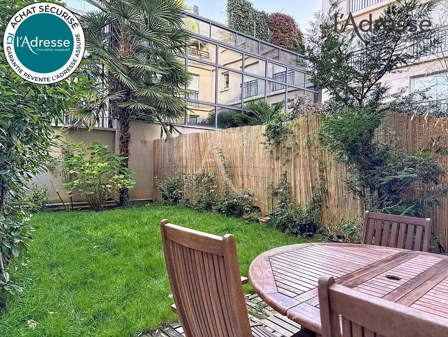 غرفة معيشة; أرضية خشبية, ضوء طبيعي, أسلوب عصري, أسقف عالية