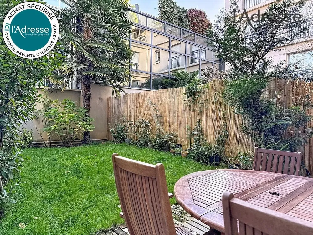 غرفة معيشة; أرضية خشبية, ضوء طبيعي, أسلوب عصري, أسقف عالية