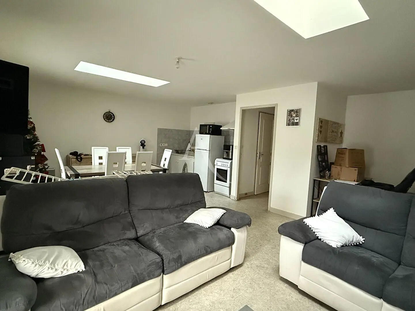 Κουζίνα; συσκευές κουζίνας, ξύλινο πάτωμα, φυσικό φως, μοντέρνο στυλ, ανακαινισμένο