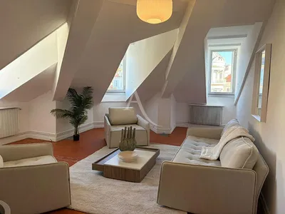 Salon; parquet, lumière naturelle, style moderne, hauteur sous plafond