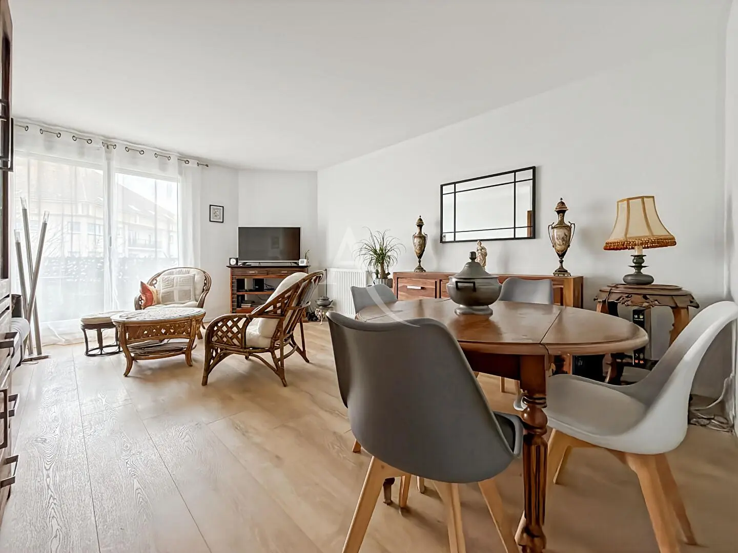 Salon; parquet, lumière naturelle, style moderne, hauteur sous plafond