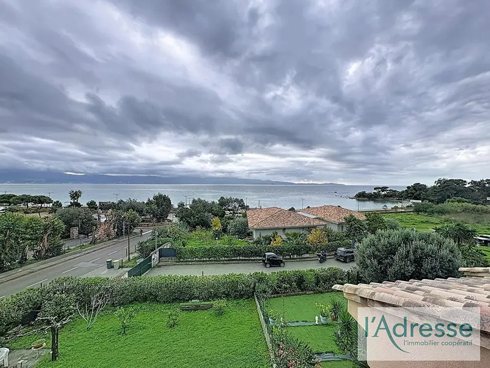 Salón; suelo de madera, luz natural, estilo moderno, techos altos