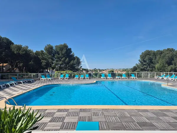 Oturma odası; ahşap zemin, doğal ışık, modern stil, yüksek tavan