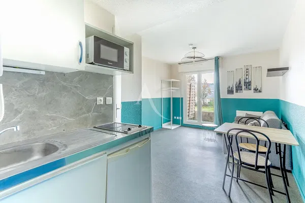 Keuken; keukenapparatuur, houten vloer, natuurlijk licht, moderne stijl, gerenoveerd