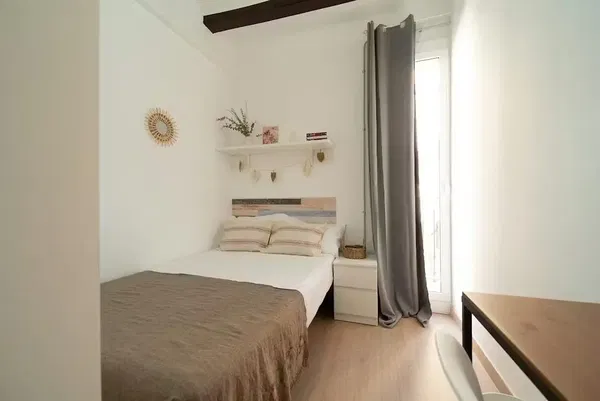 Woonkamer; houten vloer, natuurlijk licht, moderne stijl, hoge plafonds