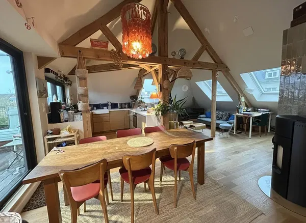 Woonkamer; houten vloer, natuurlijk licht, moderne stijl, hoge plafonds