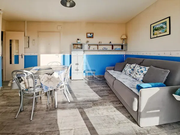 Woonkamer; houten vloer, natuurlijk licht, moderne stijl, hoge plafonds