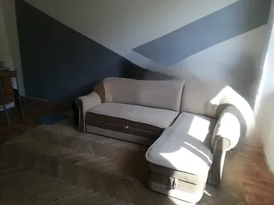 Σαλόνι; ξύλινο πάτωμα, φυσικό φως, μοντέρνο στυλ, ψηλά ταβάνια