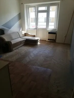 Σαλόνι; ξύλινο πάτωμα, φυσικό φως, μοντέρνο στυλ, ψηλά ταβάνια