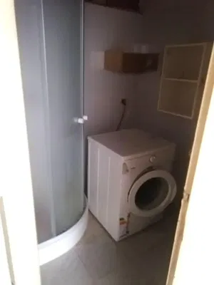 Σαλόνι; ξύλινο πάτωμα, φυσικό φως, μοντέρνο στυλ, ψηλά ταβάνια