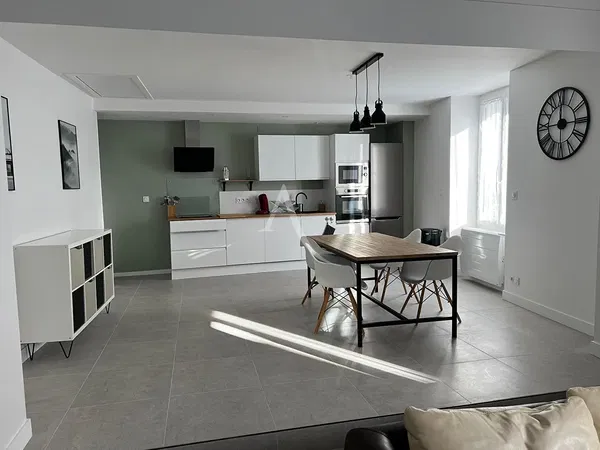 غرفة معيشة; أرضية خشبية, ضوء طبيعي, أسلوب عصري, أسقف عالية