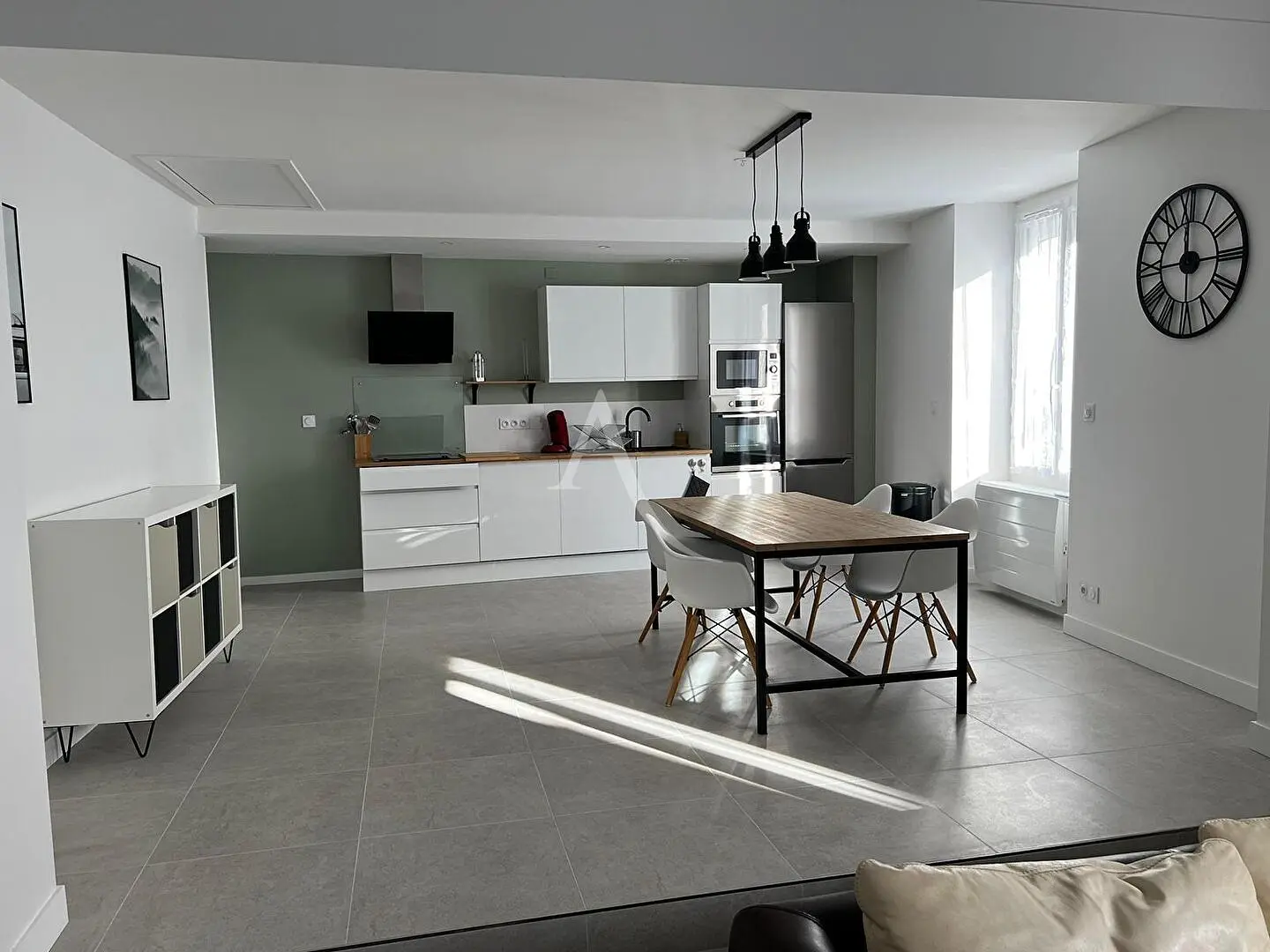 Salón; suelo de madera, luz natural, estilo moderno, techos altos