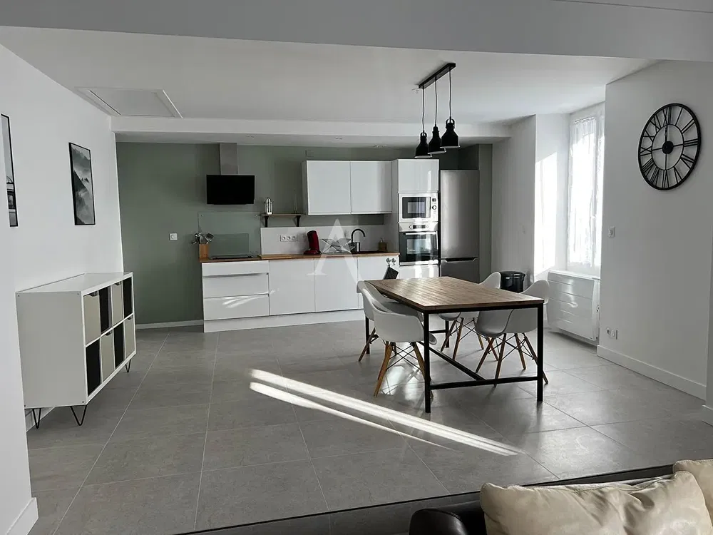 Woonkamer; houten vloer, natuurlijk licht, moderne stijl, hoge plafonds