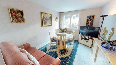 Wohnzimmer; holzboden, tageslicht, moderner stil, hohe decken