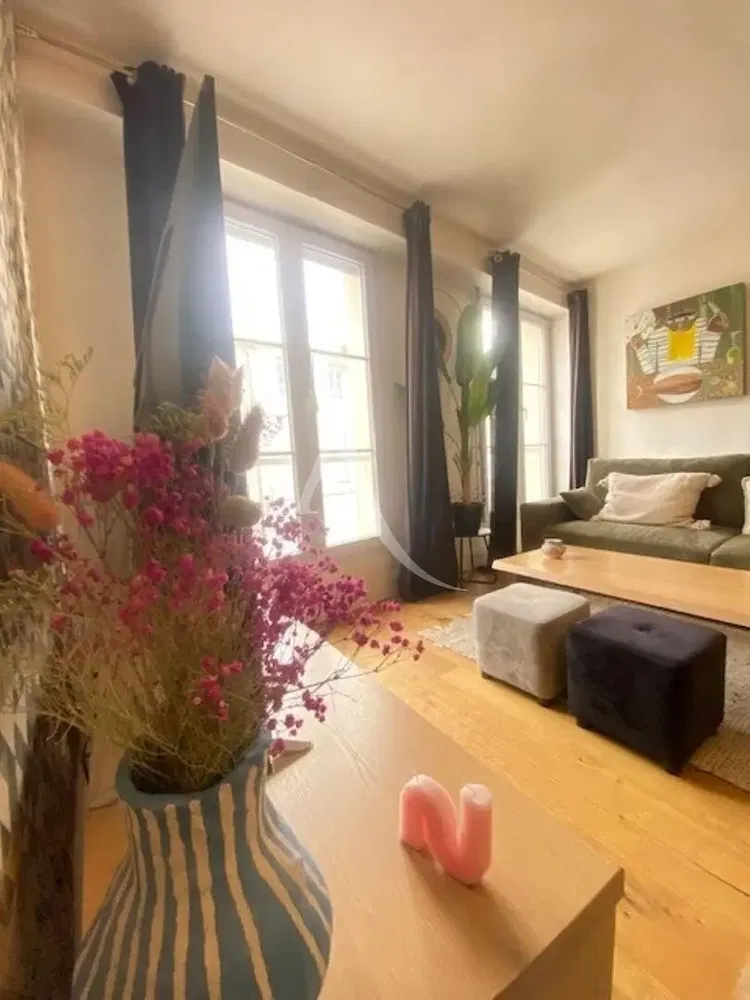 Σαλόνι; ξύλινο πάτωμα, φυσικό φως, μοντέρνο στυλ, ψηλά ταβάνια