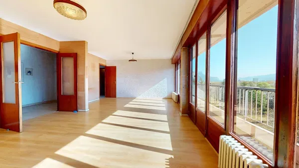 Wohnzimmer; holzboden, tageslicht, moderner stil, hohe decken