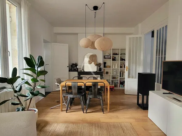 Sala de estar; chão de madeira, luz natural, estilo moderno, teto alto