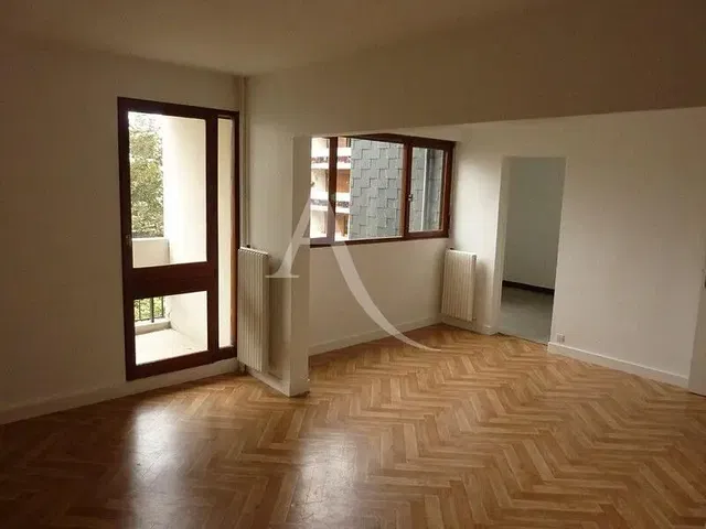 Salon; parquet, lumière naturelle, style moderne, hauteur sous plafond