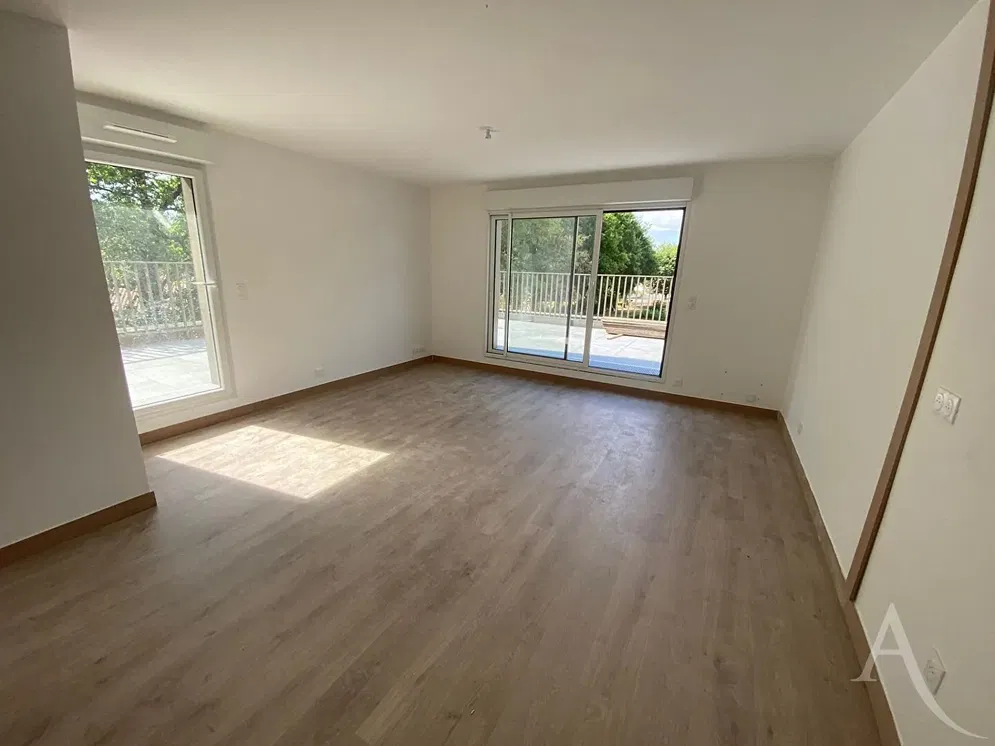 Salon; parquet, lumière naturelle, style moderne, hauteur sous plafond