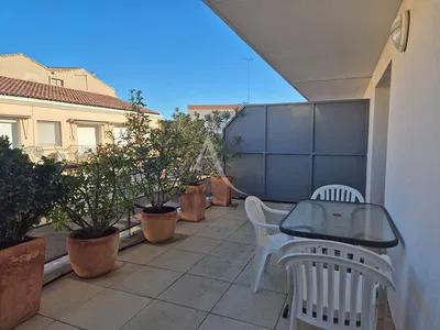 Oturma odası; ahşap zemin, doğal ışık, modern stil, yüksek tavan