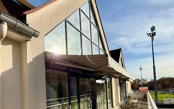 Wohnzimmer; holzboden, tageslicht, moderner stil, hohe decken