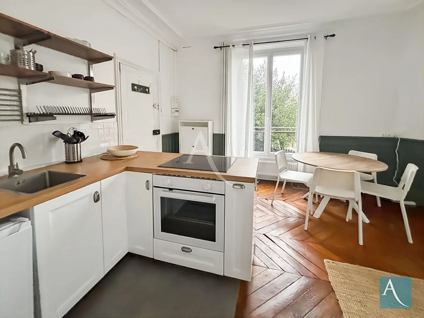 Wohnzimmer; holzboden, tageslicht, moderner stil, hohe decken