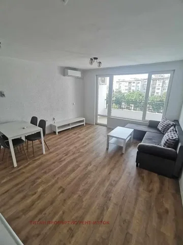 Living room; wood floor, natural light, modern style, high ceiling