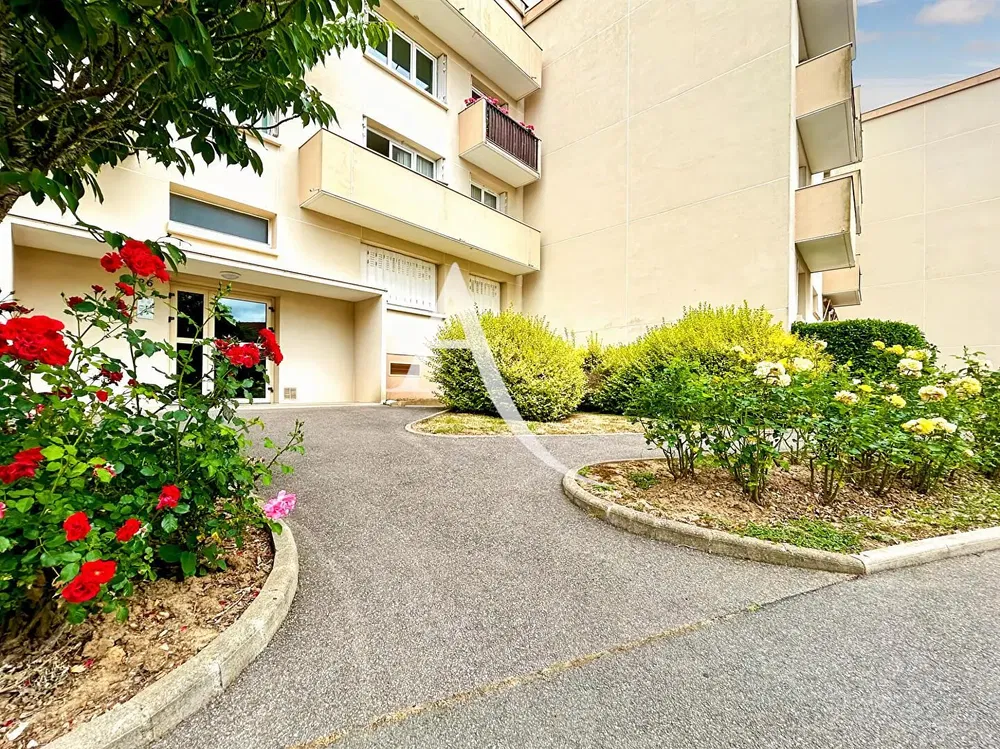 Wohnzimmer; holzboden, tageslicht, moderner stil, hohe decken