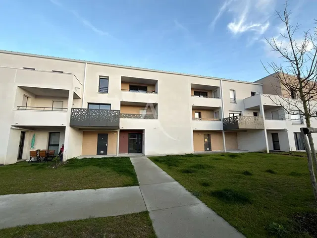 Woonkamer; houten vloer, natuurlijk licht, moderne stijl, hoge plafonds