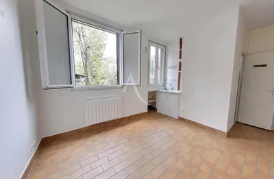 Oturma odası; ahşap zemin, doğal ışık, modern stil, yüksek tavan