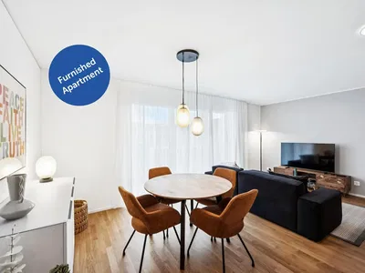 Soggiorno; pavimento in legno, luce naturale, stile moderno, soffitti alti