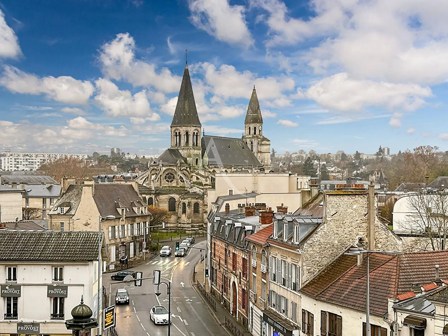 Cucina; elettrodomestici, pavimento in legno, luce naturale, stile moderno, ristrutturato