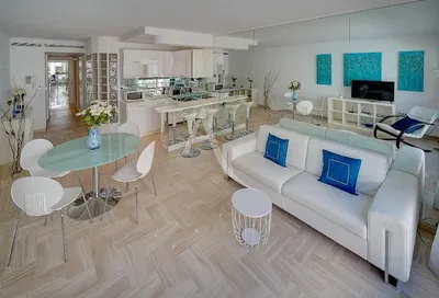 Salon; parquet, lumière naturelle, style moderne, hauteur sous plafond