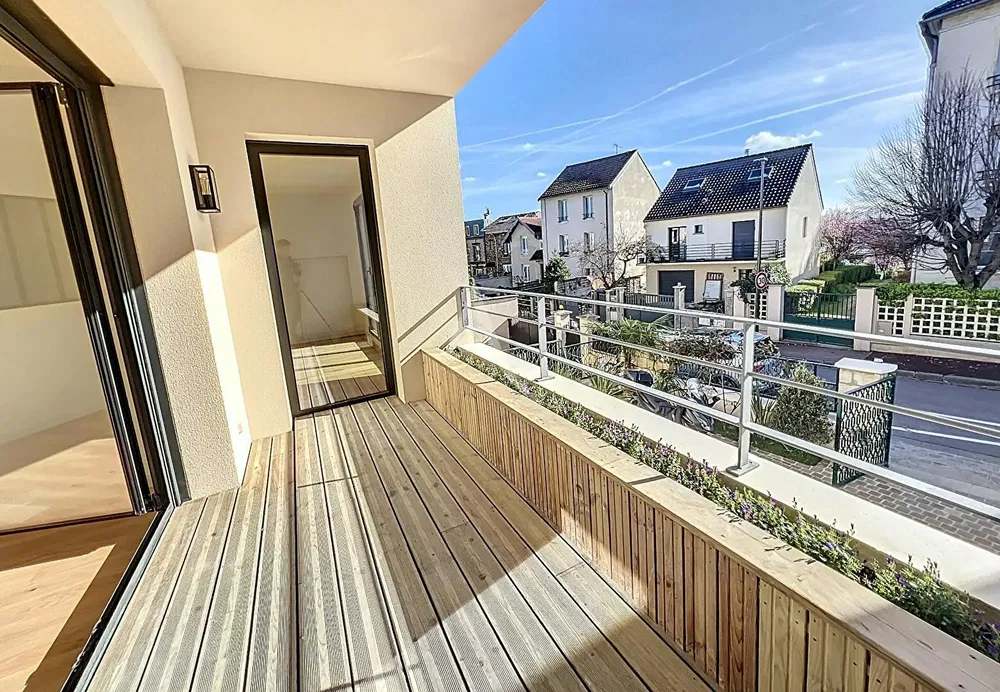 Oturma odası; ahşap zemin, doğal ışık, modern stil, yüksek tavan