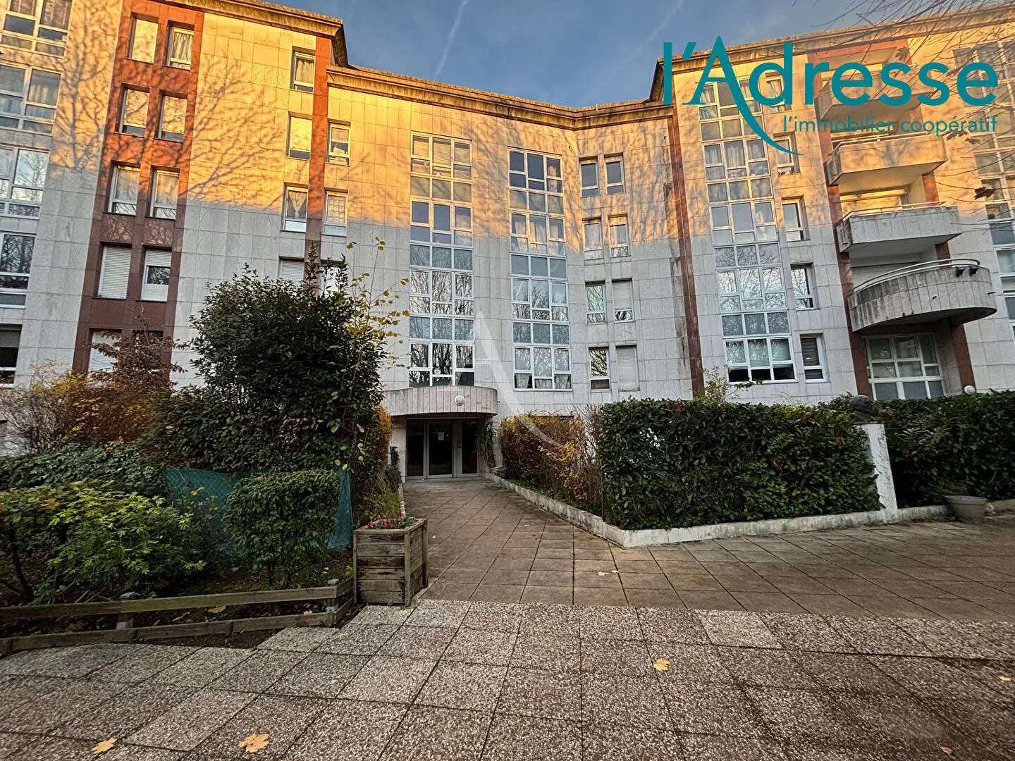 Oturma odası; ahşap zemin, doğal ışık, modern stil, yüksek tavan