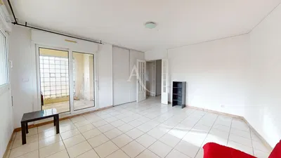 Salon; parquet, lumière naturelle, style moderne, hauteur sous plafond