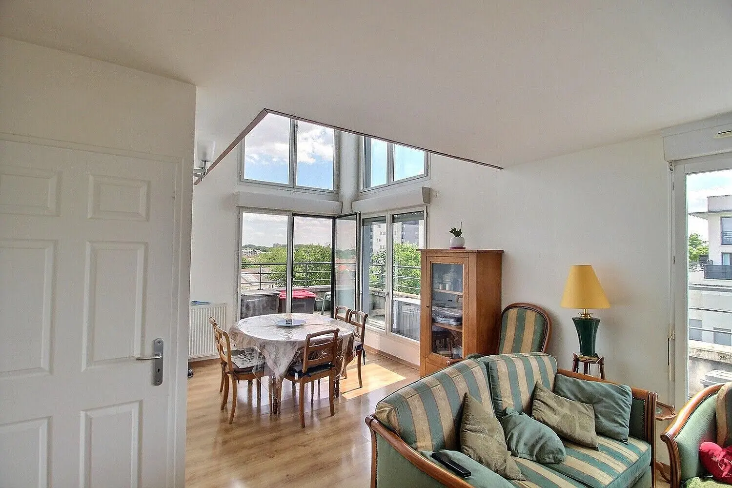 Salon; parquet, lumière naturelle, style moderne, hauteur sous plafond