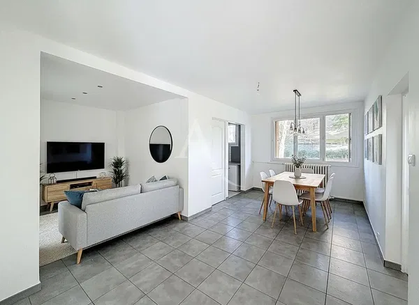 Oturma odası; ahşap zemin, doğal ışık, modern stil, yüksek tavan