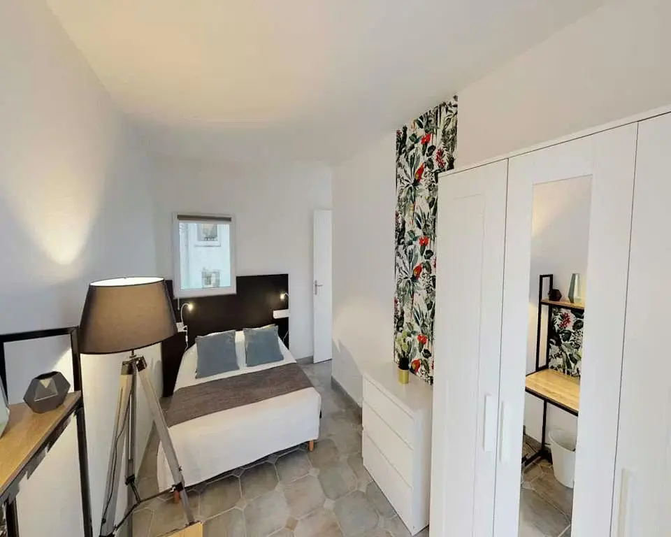 Woonkamer; houten vloer, natuurlijk licht, moderne stijl, hoge plafonds