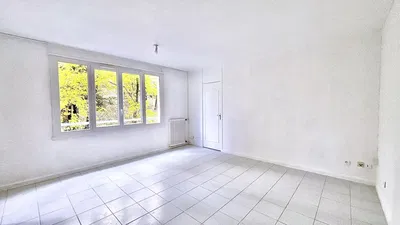 Salon; parquet, lumière naturelle, style moderne, hauteur sous plafond