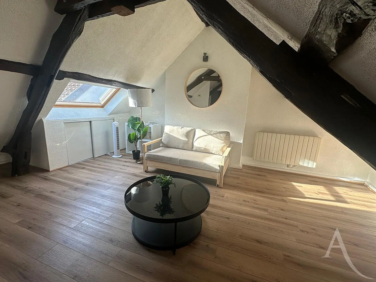 Mutfak; mutfak aletleri, ahşap zemin, doğal ışık, modern stil, tadilatlı