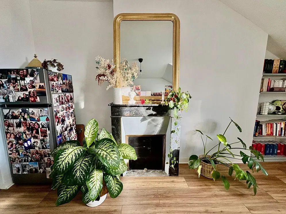 Sala de estar; chão de madeira, luz natural, estilo moderno, teto alto