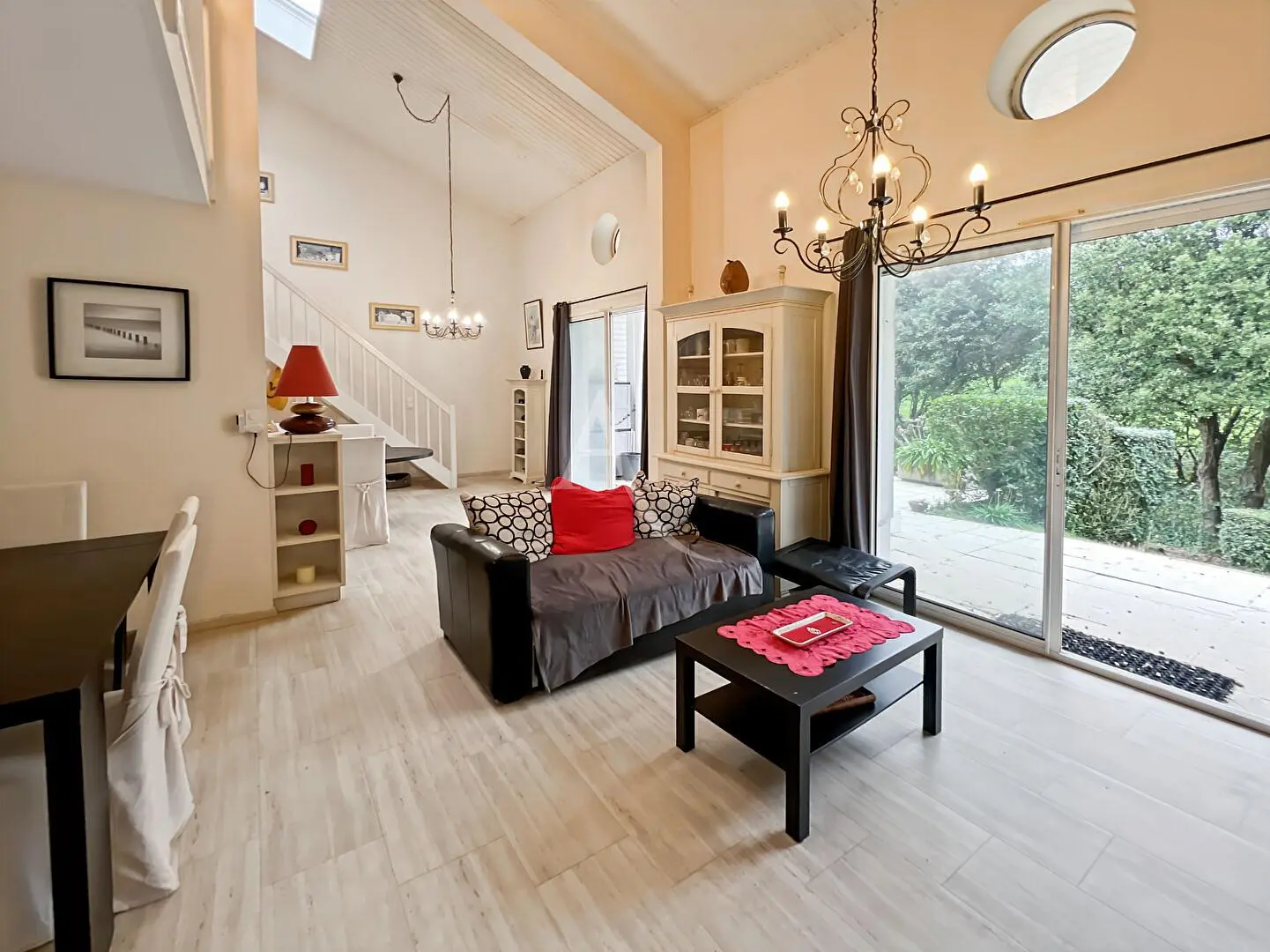 Soggiorno; pavimento in legno, luce naturale, stile moderno, soffitti alti