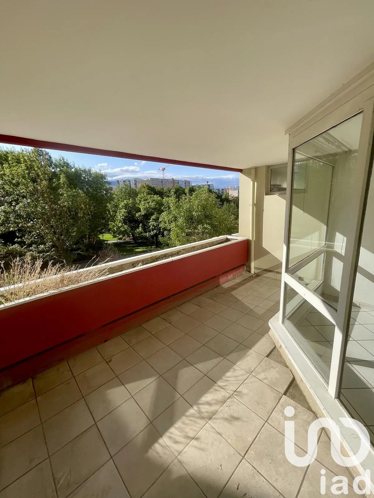 Soggiorno; pavimento in legno, luce naturale, stile moderno, soffitti alti