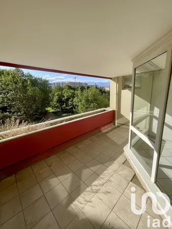 Soggiorno; pavimento in legno, luce naturale, stile moderno, soffitti alti